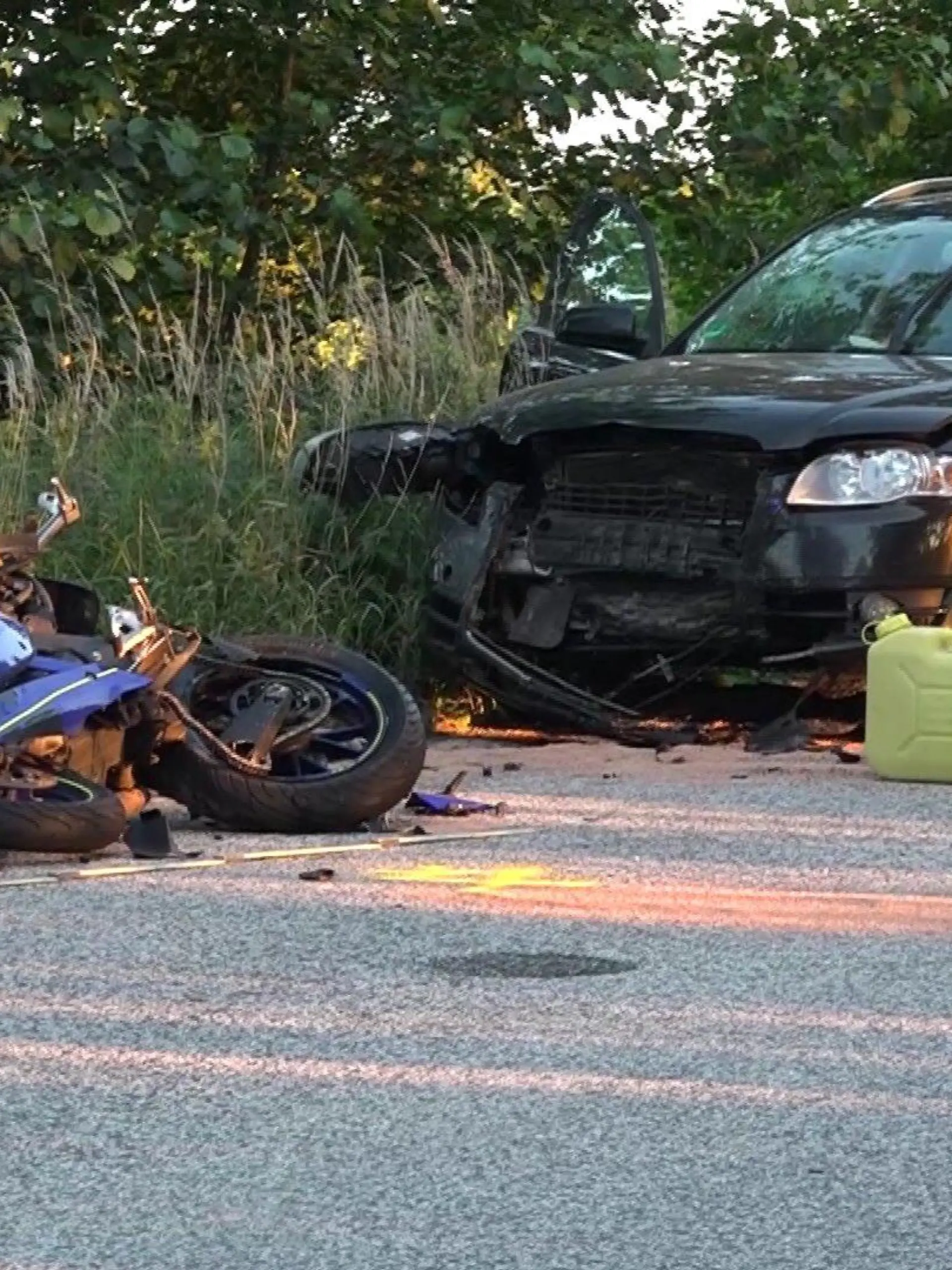 Noch am Unfallort erliegt der 18-jährige Fahrer des Motorrads seinen schweren Verletzungen.