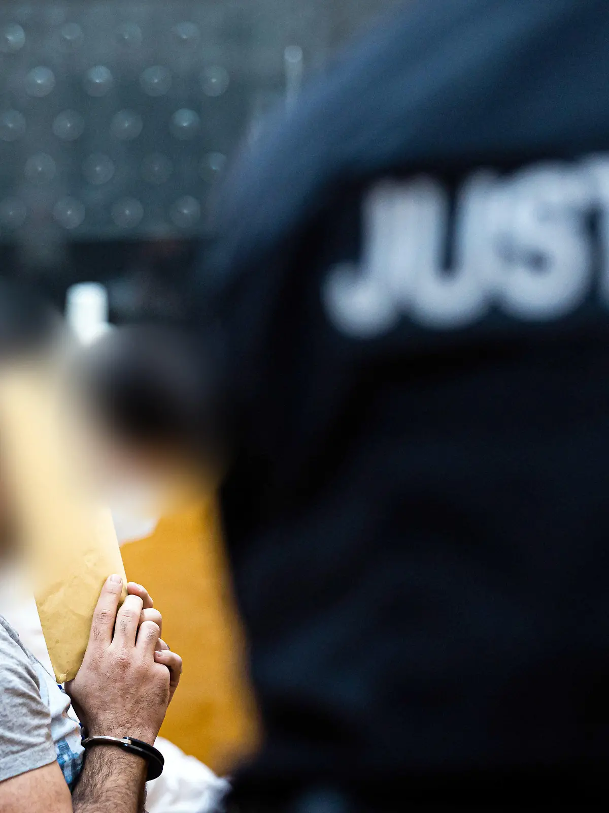 ARCHIV - 21.03.2022, Niedersachsen, Hannover: Die beiden Angeklagten sitzen beim Prozessauftakt in einem Saal vom Landgericht Hannover hinter einem Justizbeamten. (zu dpa: «Zwölf Jahre Haft nach gewaltsamem Tod von Sexarbeiterin in Hannover») Foto: Moritz Frankenberg/dpa - ACHTUNG: Angeklagte auf Anweisung des Gerichts gepixelt +++ dpa-Bildfunk +++