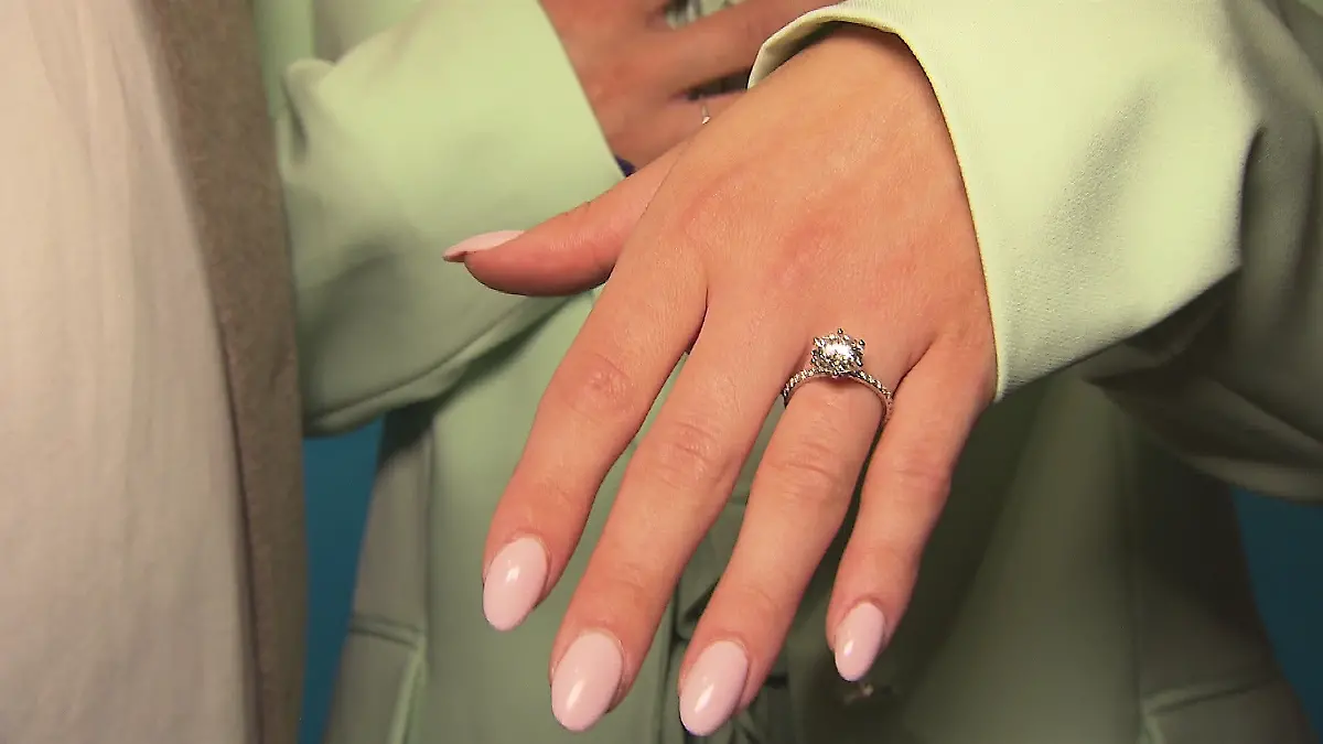 Stolz hält Lia ihren Verlobungsring in die Kamera.
