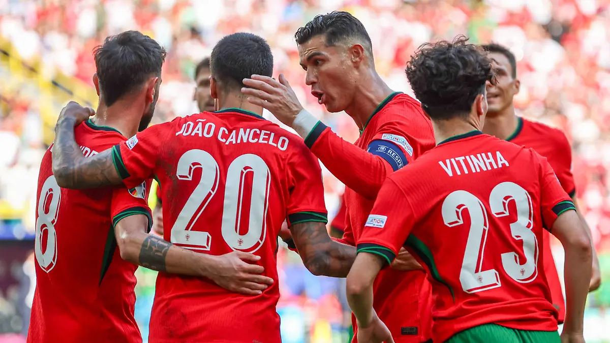 EM 2024: Türkei - Portugal am 22.06.2024 in dem BVB Stadion Dortmund in Dortmund Die Mannschaft der Portugiesen jubelt und freut sich über das Eigentor von Samet Akaydin 4, Türkei / Tuerkei zum 0 zu 2, hier u.a. mit Bruno Fernandes 8, Portugal , Joao Cancelo 20, Portugal , Cristiano Ronaldo 7, Portugal , Vitinha 23, Portugal *** Euro 2024 Turkey Portugal on 22 06 2024 at the BVB Stadium Dortmund in Dortmund The team of the Portuguese cheers and is happy about the own goal of Samet Akaydin 4, Turkey Turkey to 0 to 2, here among others with Bruno Fernandes 8, Portugal , Joao Cancelo 20, Portugal , Cristiano Ronaldo 7, Portugal , Vitinha 23, Portugal MH