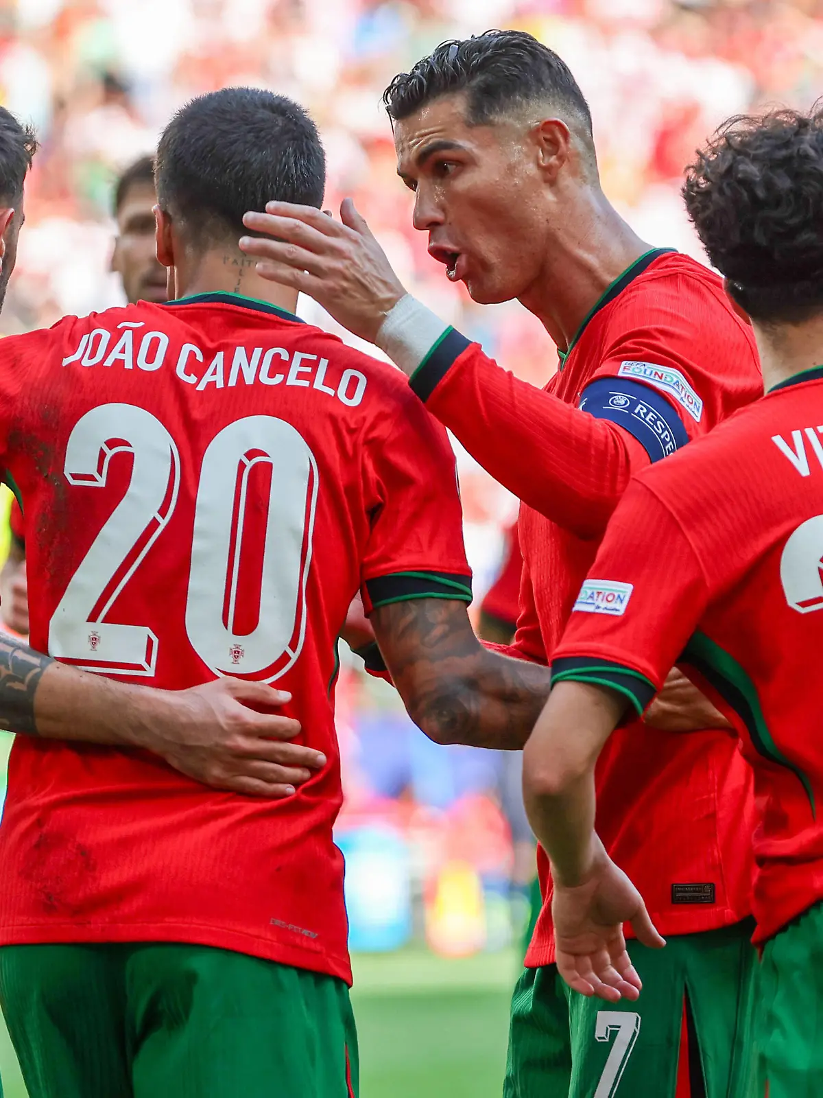 EM 2024: Türkei - Portugal am 22.06.2024 in dem BVB Stadion Dortmund in Dortmund Die Mannschaft der Portugiesen jubelt und freut sich über das Eigentor von Samet Akaydin  4, Türkei / Tuerkei zum 0 zu 2, hier u.a. mit Bruno Fernandes  8, Portugal , Joao Cancelo  20, Portugal , Cristiano Ronaldo  7, Portugal , Vitinha  23, Portugal *** Euro 2024 Turkey Portugal on 22 06 2024 at the BVB Stadium Dortmund in Dortmund The team of the Portuguese cheers and is happy about the own goal of Samet Akaydin 4, Turkey Turkey to 0 to 2, here among others with Bruno Fernandes 8, Portugal , Joao Cancelo 20, Portugal , Cristiano Ronaldo 7, Portugal , Vitinha 23, Portugal MH