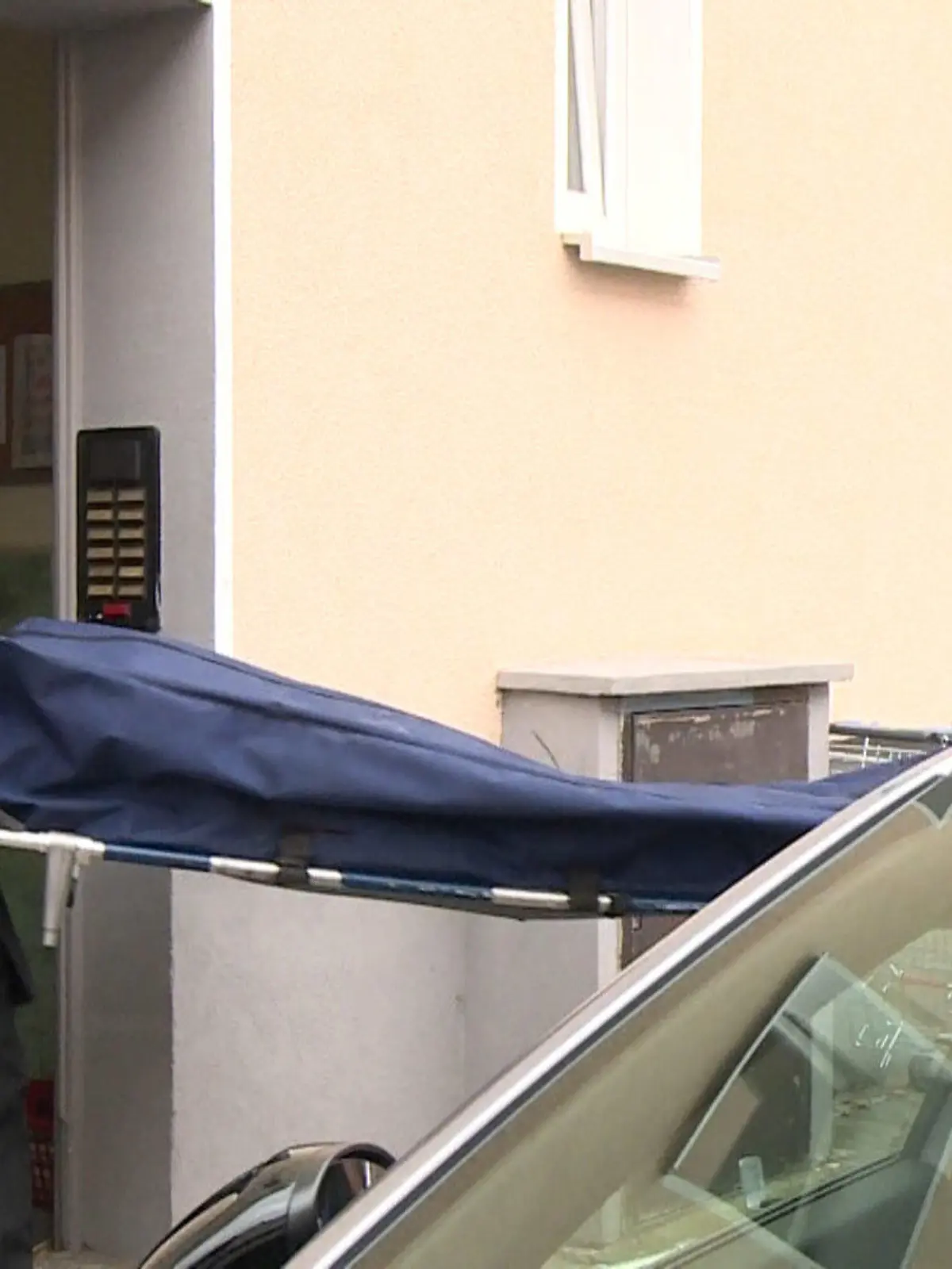 20.09.2021, Niedersachsen, Hannover: Bestatter bringen das Opfer zu ihrem Fahrzeug. Eine 53 Jahre alte Sexarbeiterin ist tot in ihrer Wohnung gefunden worden. Ein Nachbar hatte sie am Sonntagabend gefesselt auf dem Boden liegend entdeckt, wie eine Sprecherin der Polizei sagte. Foto: -/TNN/dpa +++ dpa-Bildfunk +++