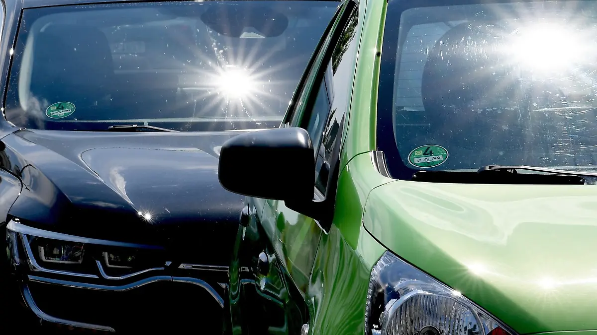 Die Sonne knallt: Ein im Sommer abgestelltes Auto wird schnell zum Backofen.