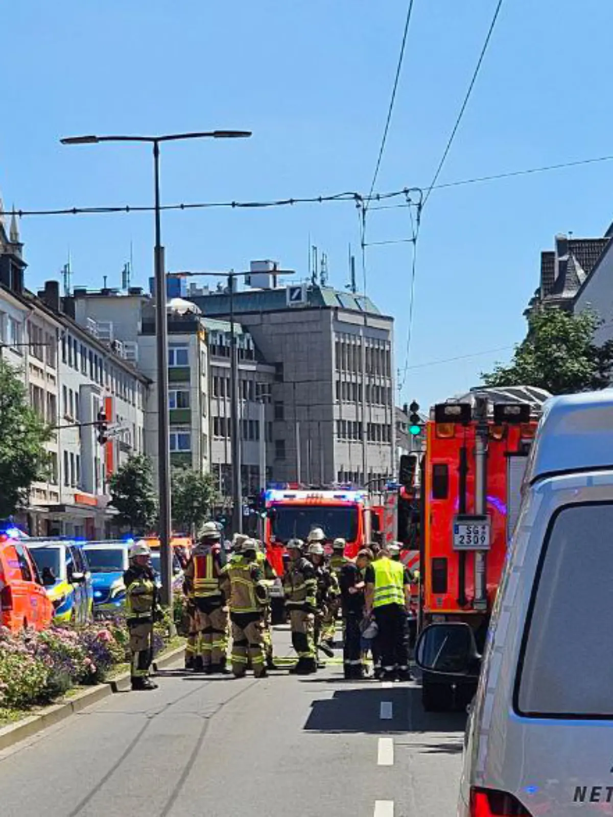 Einsatzkräfte der Feuerwehr und Polizei suchen in der Innenstadt von Solingen nach der Ursache für ein lautes Knallgeräusch und eine Rauchwolke. Eine Hauptverkehrsstraße wurde weiträumig abgesperrt.