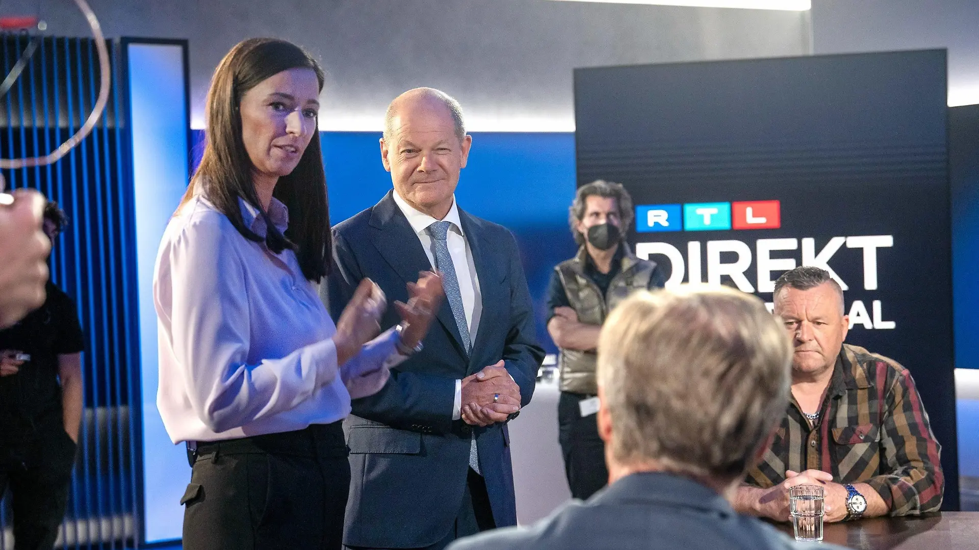 HANDOUT - 16.05.2022, Berlin: Moderatorin Pinar Atalay begrüßt Bundeskanzler Olaf Scholz (SPD) bei "RTL Direkt Spezial mit Olaf Scholz - Kann der Kanzler Krise?"  Olaf Scholz wird RTL-Zuscherfragen beantworten. Foto: Andreas Friese/RTL/dpa - ACHTUNG: Nur zur redaktionellen Verwendung im Zusammenhang mit der aktuellen Berichterstattung über die Sendung und nur mit vollständiger Nennung des vorstehenden Credits +++ dpa-Bildfunk +++