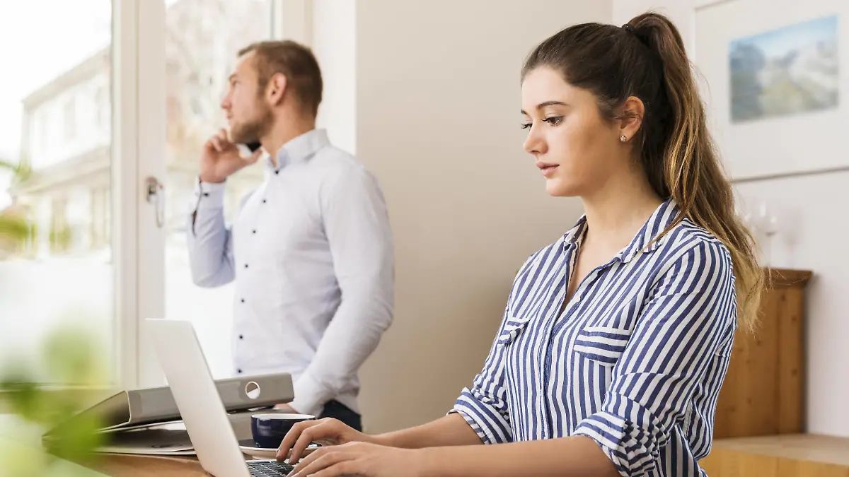 Young woman working on her laptop at home model released Symbolfoto property released PUBLICATIONxINxGERxSUIxAUTxHUNxONLY JHAF00021  