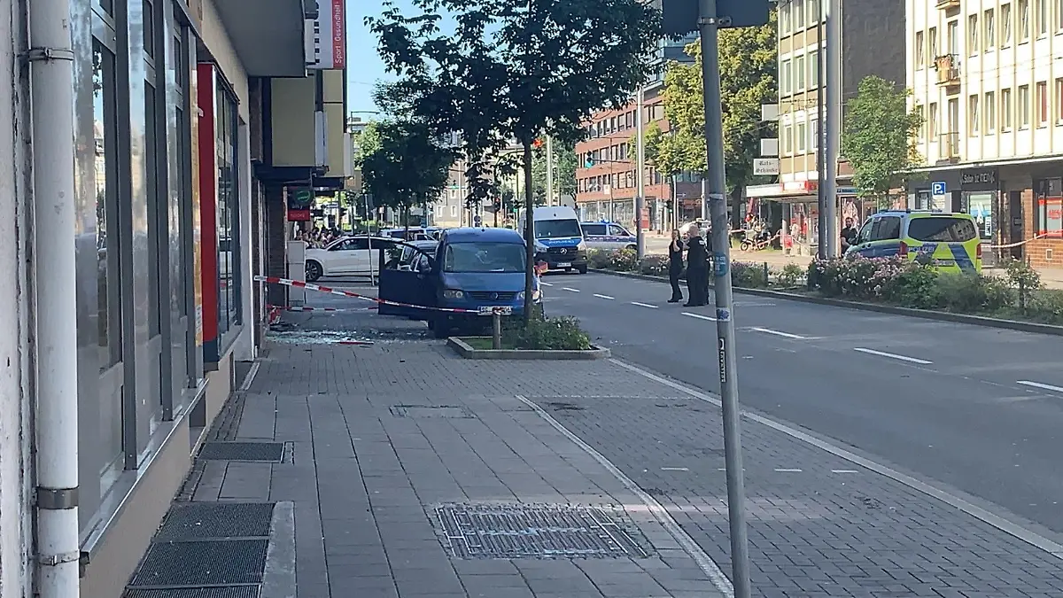 Die Polizei sperrt die vierspurige Wohn- und Geschäftsstraße in der Solinger Innenstadt, an der der Tatort liegt, wurde ab.