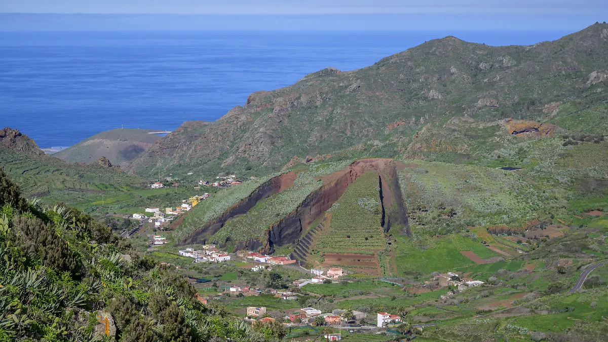Blick über eine Landschaft nahe Los Carrizales auf der spanischen Insel Teneriffa
