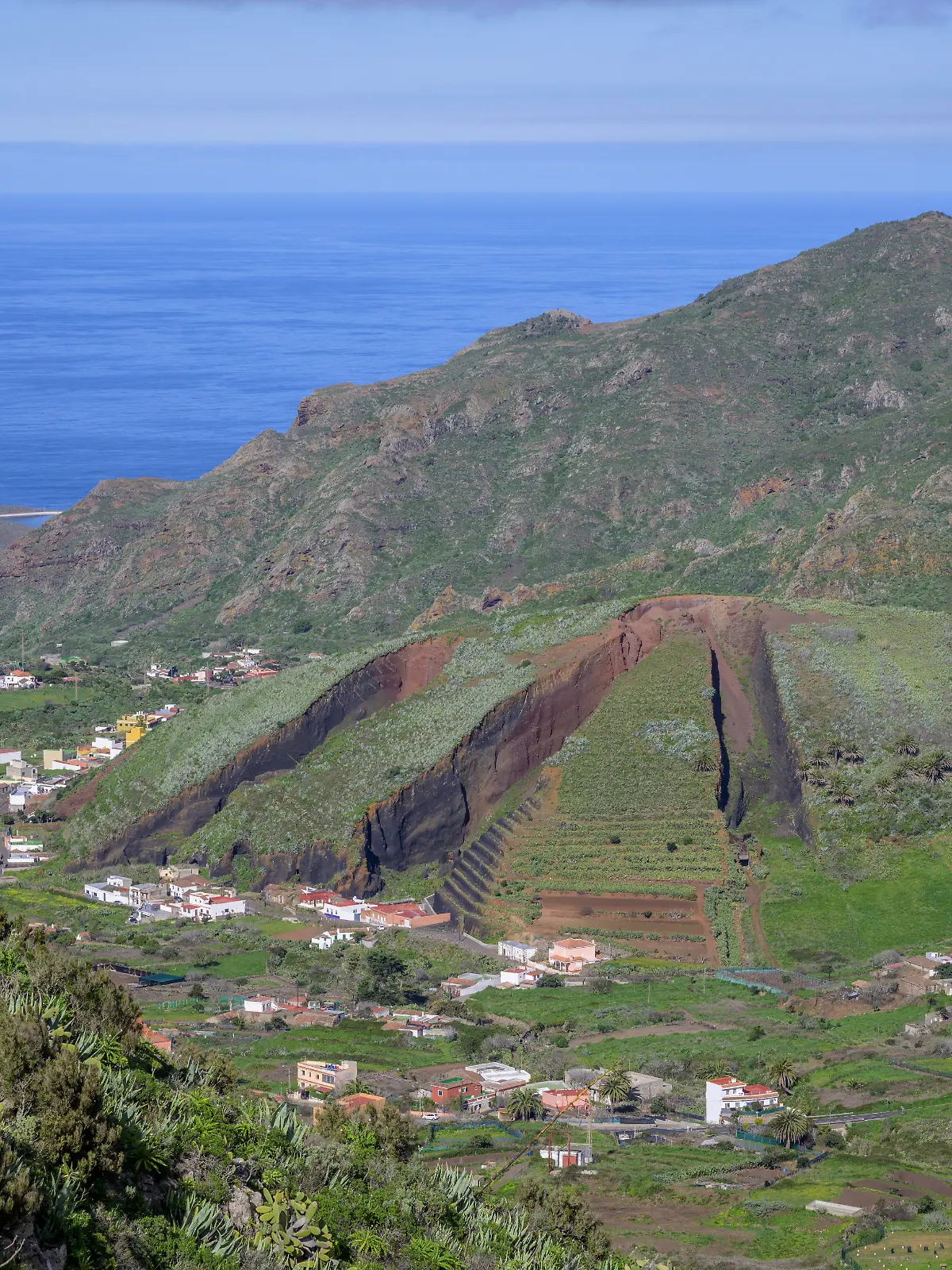Blick über eine Landschaft nahe Los Carrizales auf der spanischen Insel Teneriffa