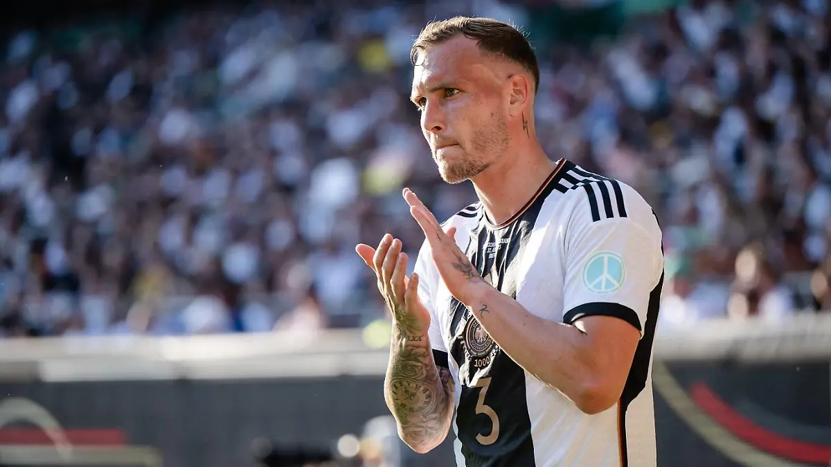 David Raum of Germany shows appreciation to the fans GES/ Fussball/ Freundschaftsspiel: Deutschland - Ukraine, 12.06.2023 Football / Soccer: Friendly Match: Germany vs Ukraine, Bremen, June 12, 2023