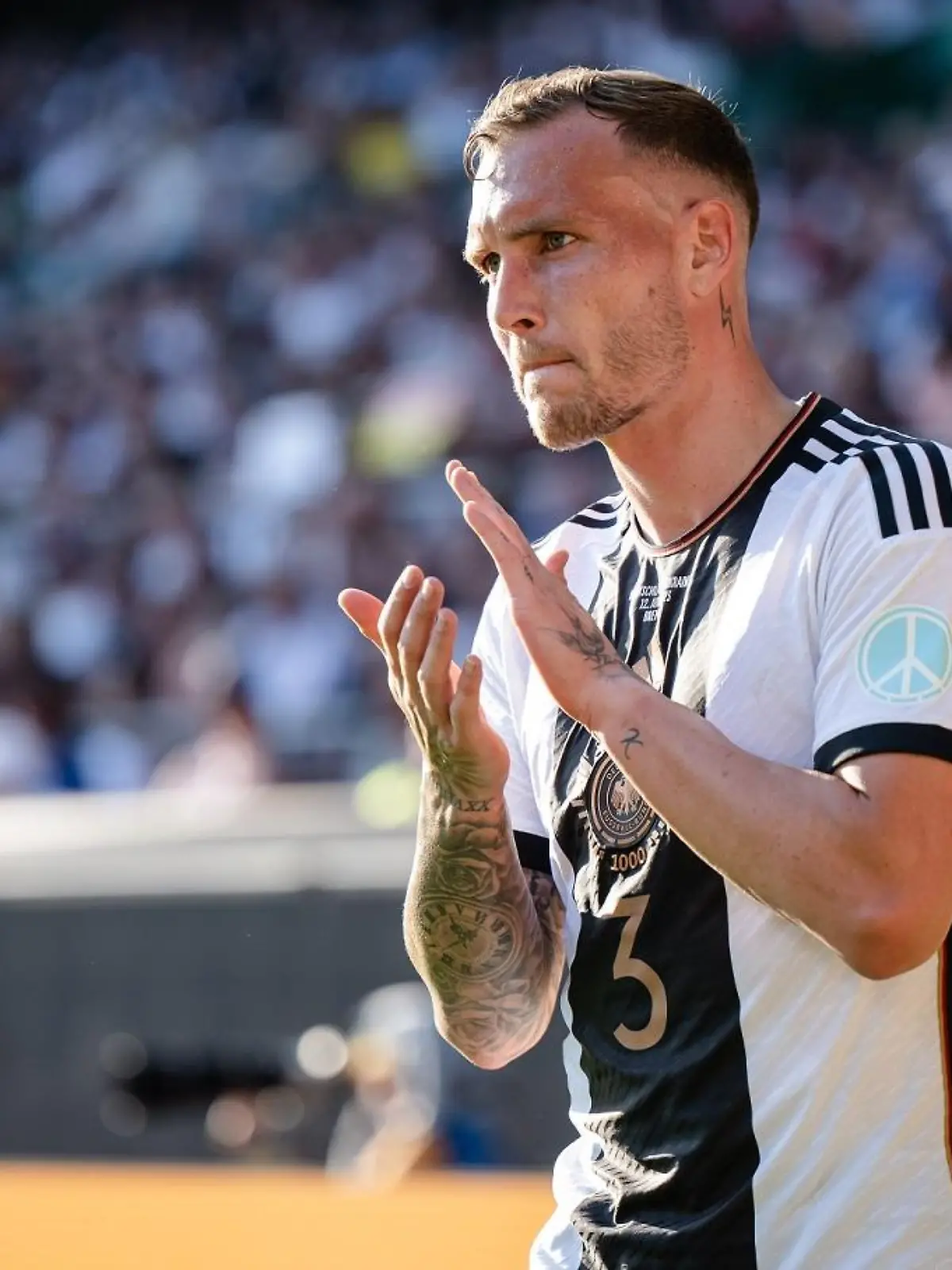 David Raum of Germany shows appreciation to the fans GES/ Fussball/ Freundschaftsspiel: Deutschland - Ukraine, 12.06.2023 Football / Soccer: Friendly Match: Germany vs Ukraine, Bremen, June 12, 2023