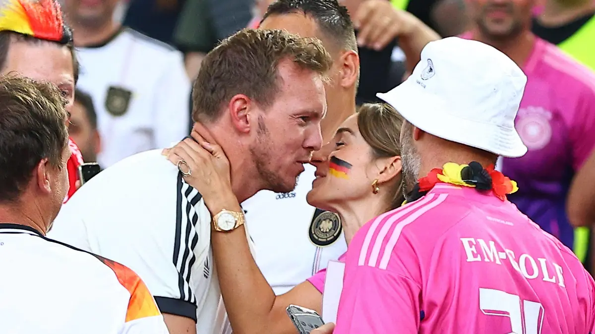Sport Bilder des Tages  Germany manager Julian Nagelsmann seen with a girlfriend Lena Wurzenberger Germany v Hungary, UEFA European Championship, EM, Europameisterschaft 2024, Group A, Football, Stuttgart Arena, Stuttgart, Germany, 19 Jun 2024 EDITORIAL USE ONLY No use with unauthorised audio, video, data, fixture lists, club/league logos or live services. Online in-match use limited to 120 images, no video emulation. No use in betting, games or single club/league/player publications. PUBLICATIONxINxGERxSUIxAUTxHUNxGRExMLTxCYPxROUxBULxUAExKSAxONLY Copyright: xMichaelxZemanek/Shutterstockx 14543652gm