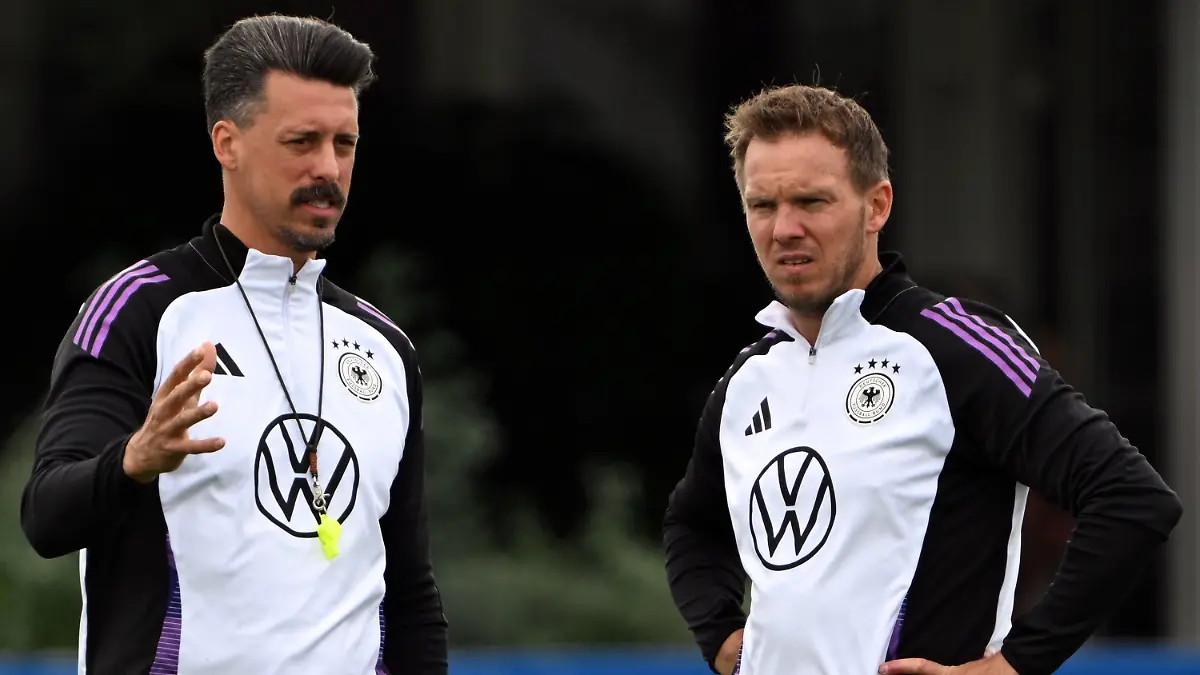 17.06.2024, Bayern, Herzogenaurach: Fußball: EM, Nationalmannschaft, Training, Deutschlands Co-Trainer Bundestrainer Julian Nagelsmann (r) und Co-Trainer Sandro Wagner während des Trainings. Foto: Federico Gambarini/dpa +++ dpa-Bildfunk +++