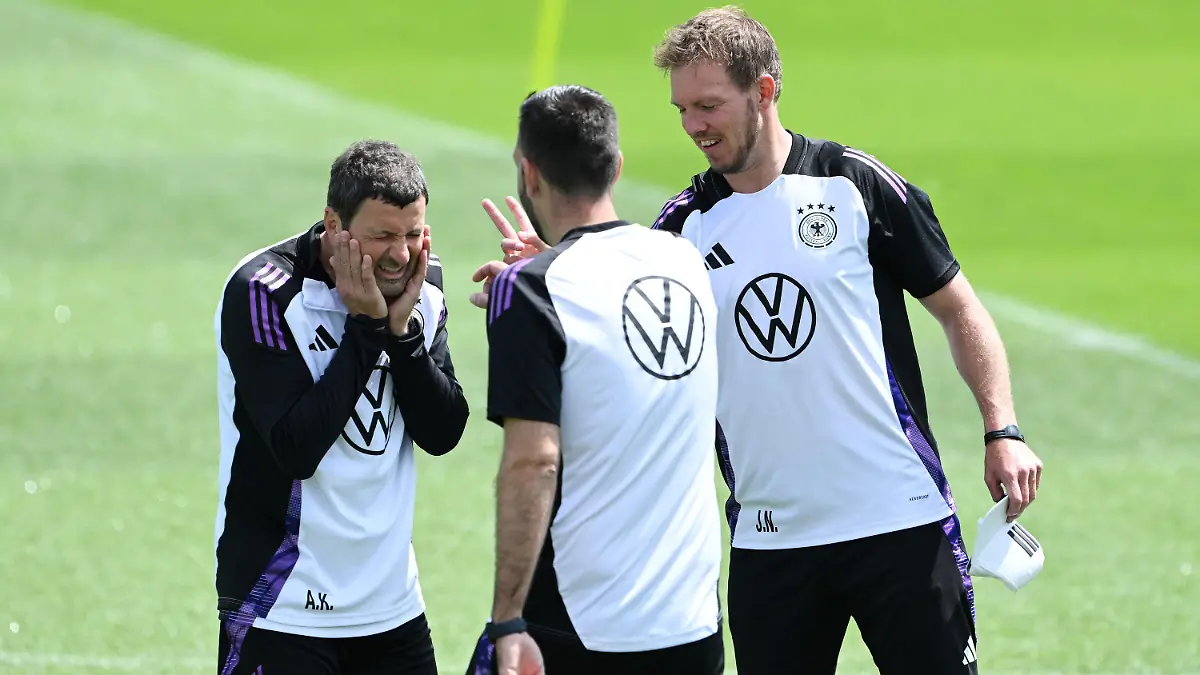 24.06.2024, Hessen, Frankfurt/Main: Fußball, UEFA Euro 2024, EM, Deutschland, Training der Ersatzspieler nach dem dritten Gruppenspiel, Bundestrainer Julian Nagelsmann (r) späßt vor der Trainingseinheit mit Torwarttrainer Andreas Kronenberg (l) und Co-Trainer Mads Buttgereit. Foto: Federico Gambarini/dpa +++ dpa-Bildfunk +++