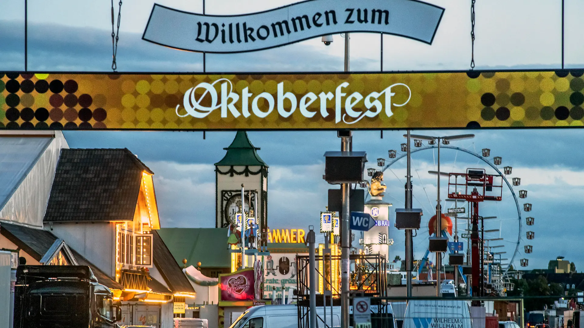 Oktoberfest Eingang, abends um 20 Uhr, Theresienwiese, München, 8. September 2022 Deutschland, München, 08.09.2022, Willkommen zum Oktoberfest, Wiesn Eingang abends, auch am Donnerstagabend um 20 Uhr läuft der Aufbau der Wiesn weiter, LKW bei der Einfahrt, überall wird noch gearbeitet, um bis zur Eröffnung der Wiesn am 17. September fertig zu sein, Schild Willkommen zum Oktoberfest, die Wiesn 2022 findet erstmals seit Beginn der Corona Pandemie wieder statt, Coronakrise, Pandemie, September 2022, Bayern, bayerisch, *** Oktoberfest entrance, evening at 8 pm, Theresienwiese, Munich, 8 September 2022 Germany, Munich, 08 09 2022, Welcome to the Oktoberfest, Wiesn entrance in the evening, even on Thursday evening at 8 pm the construction of