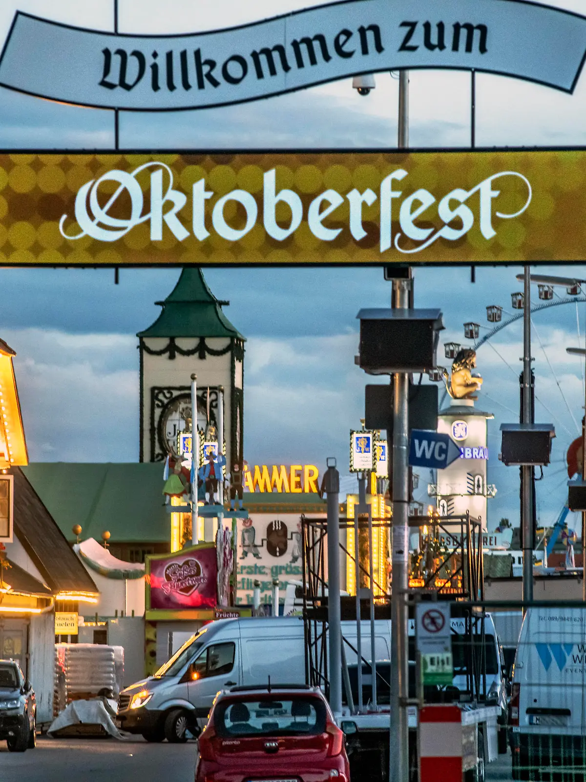 Oktoberfest Eingang, abends um 20 Uhr, Theresienwiese, München, 8. September 2022 Deutschland, München, 08.09.2022, Willkommen zum Oktoberfest, Wiesn Eingang abends, auch am Donnerstagabend um 20 Uhr läuft der Aufbau der Wiesn weiter, LKW bei der Einfahrt, überall wird noch gearbeitet, um bis zur Eröffnung der Wiesn am 17. September fertig zu sein, Schild Willkommen zum Oktoberfest, die Wiesn 2022 findet erstmals seit Beginn der Corona Pandemie wieder statt, Coronakrise, Pandemie, September 2022, Bayern, bayerisch, *** Oktoberfest entrance, evening at 8 pm, Theresienwiese, Munich, 8 September 2022 Germany, Munich, 08 09 2022, Welcome to the Oktoberfest, Wiesn entrance in the evening, even on Thursday evening at 8 pm the construction of 