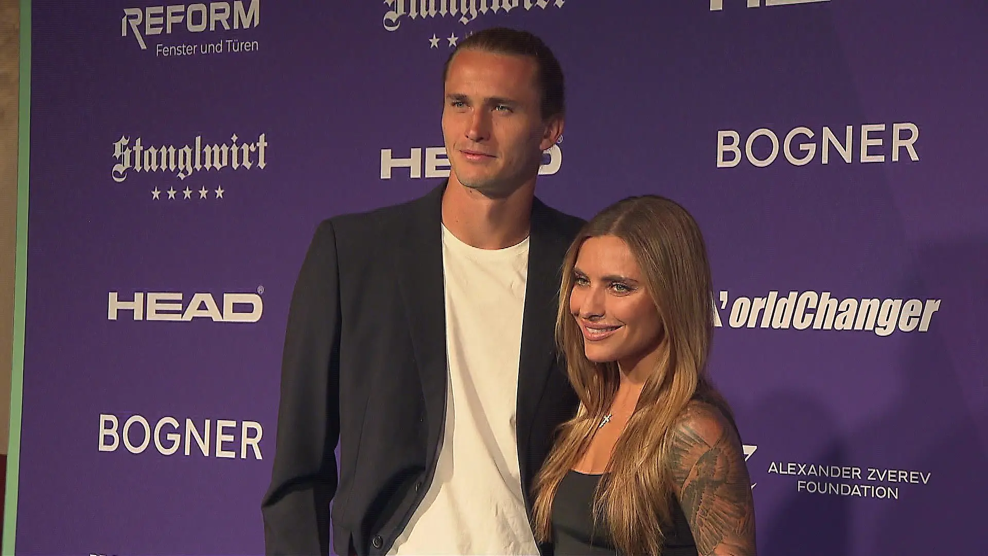 Alexander Zverev und Sophia Thomalla posieren beim World Changer Event in Österreich Arm in Arm auf dem roten Teppich