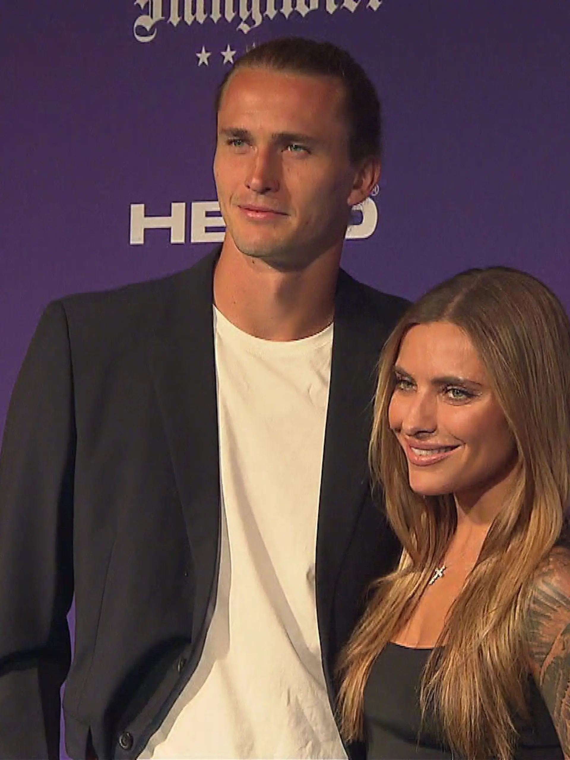 Alexander Zverev und Sophia Thomalla posieren beim World Changer Event in Österreich Arm in Arm auf dem roten Teppich  