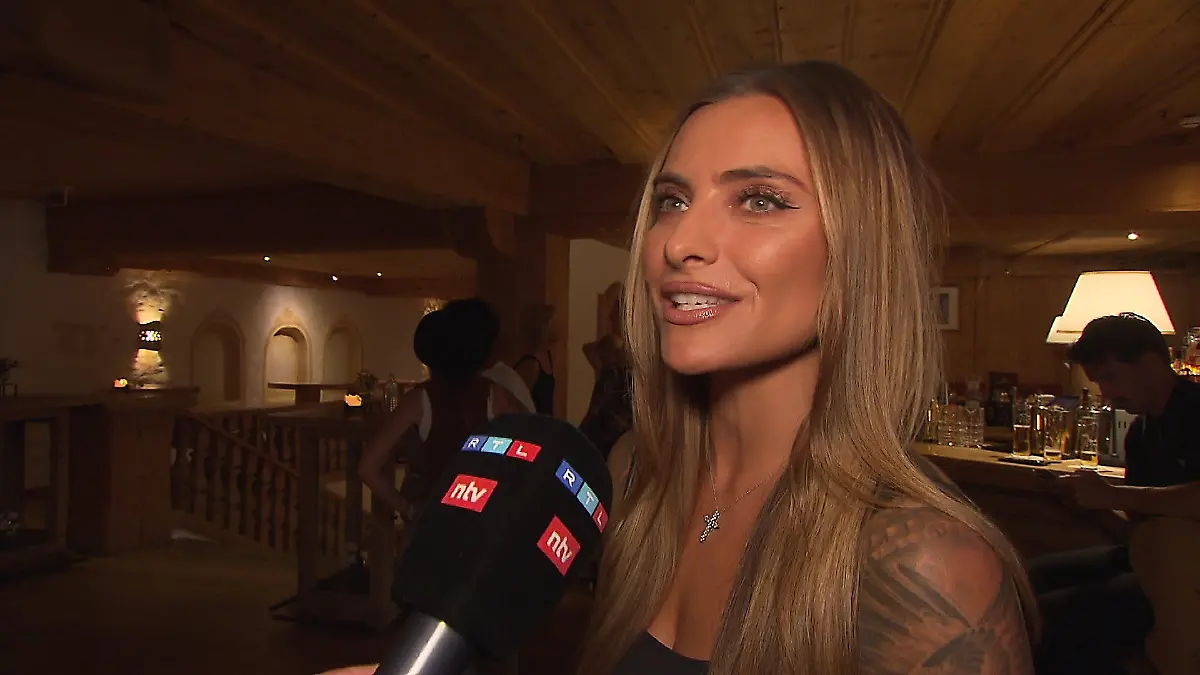 Sophia Thomalla macht keinen Hehl draus, dass sie sich terminlich mehr nach ihm richten muss, damit die Beziehung läuft.