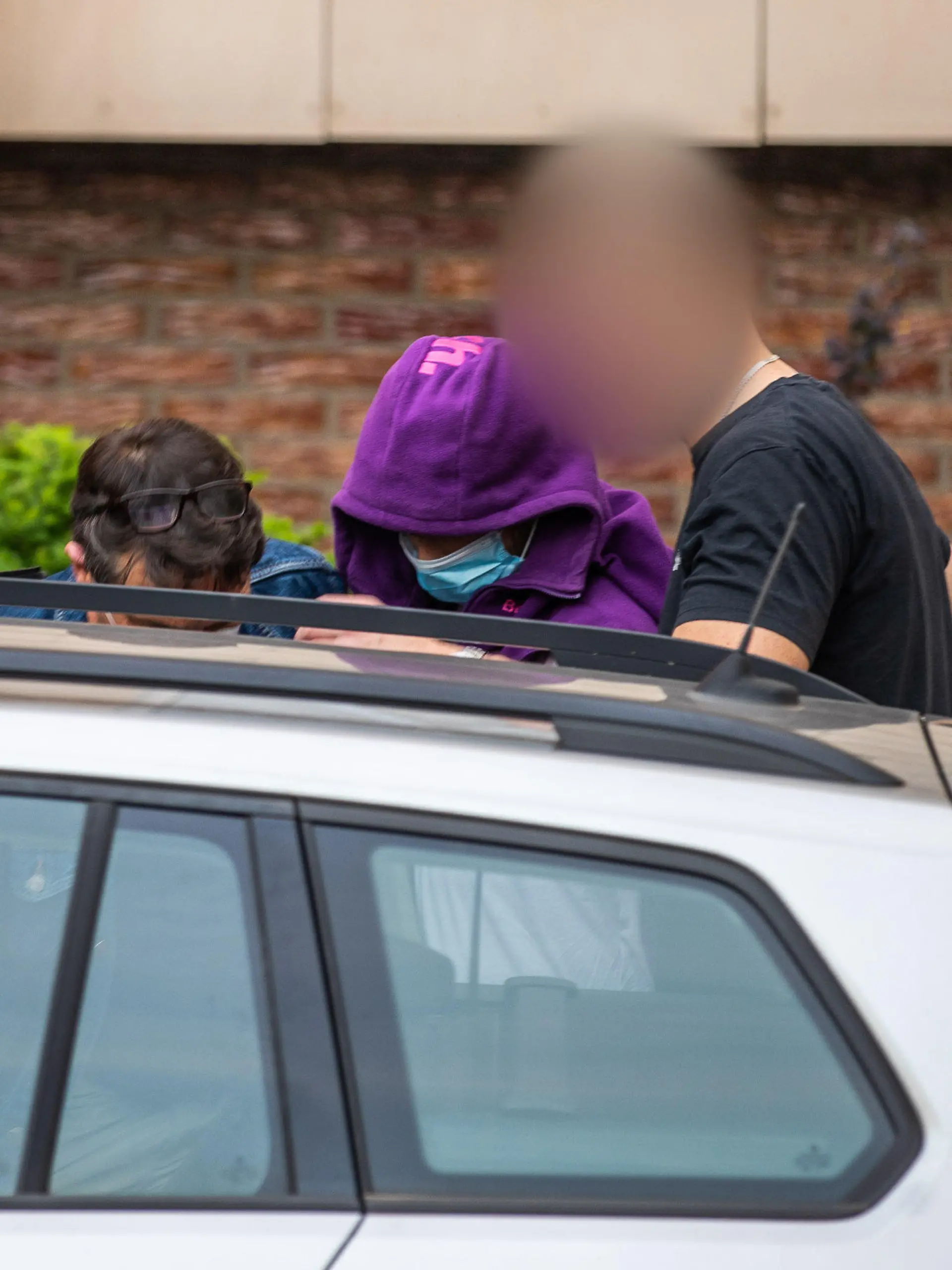 16.05.2022, Nordrhein-Westfalen, Essen: Polizeibeamte nehmen eine Person kurzzeitig fest nach einem Einsatz eines Spezialeinsatzkommandos im Zusammenhang mit dem vereitelten mutmaßlichen Terroranschlag in einem Essener Gymnasium. Er befinde sich mittlerweile wieder auf freiem Fuß, sagte am Dienstag ein Sprecher der Essener Polizei. Der junge Erwachsene werde verdächtig, gegen das Waffengesetz verstoßen zu haben. Foto: Justin Brosch/dpa - ACHTUNG: Person(en) wurde(n) aus rechtlichen Gründen gepixelt +++ dpa-Bildfunk +++