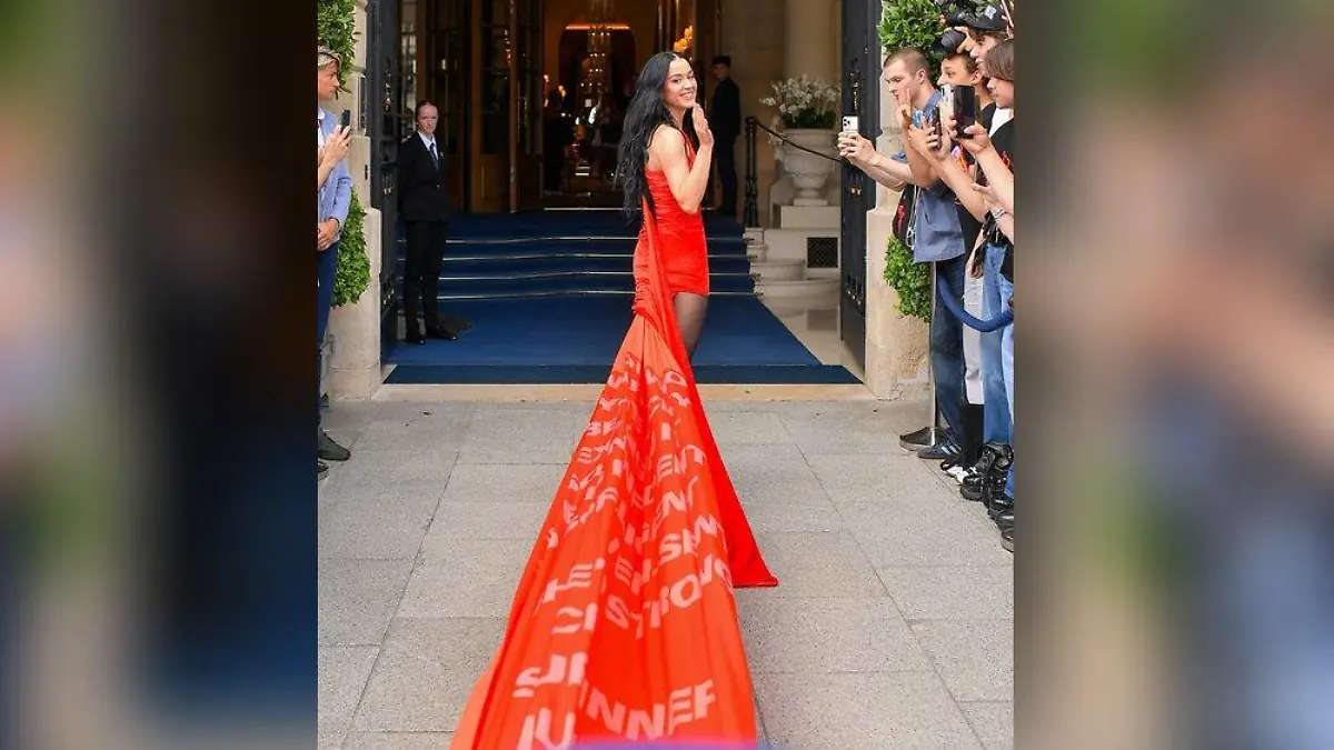 Katy Perry läuft mit 150 Meter langer Schleppe durch Paris