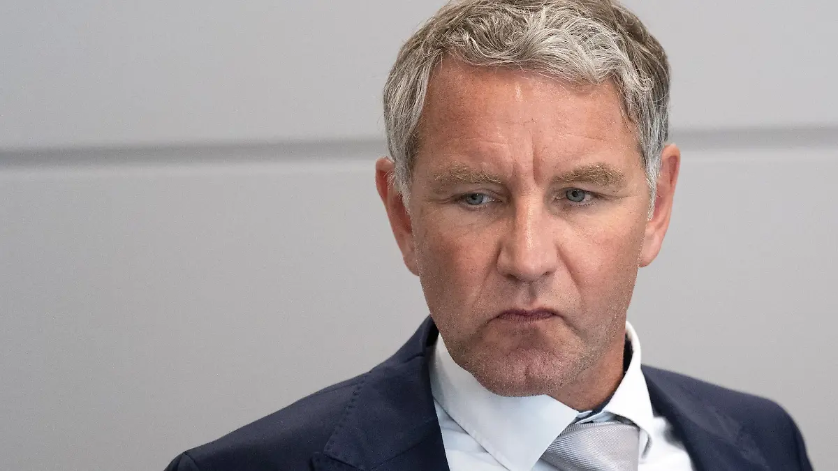 Björn Höcke, Vorsitzender der Thüringer AfD, sitzt nach einer Verhandlungspause im Landgericht Halle/Saale.