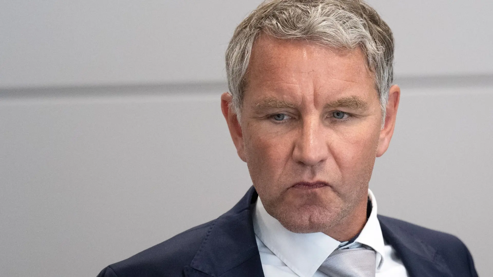 Björn Höcke, Vorsitzender der Thüringer AfD, sitzt nach einer Verhandlungspause im Landgericht Halle/Saale.
