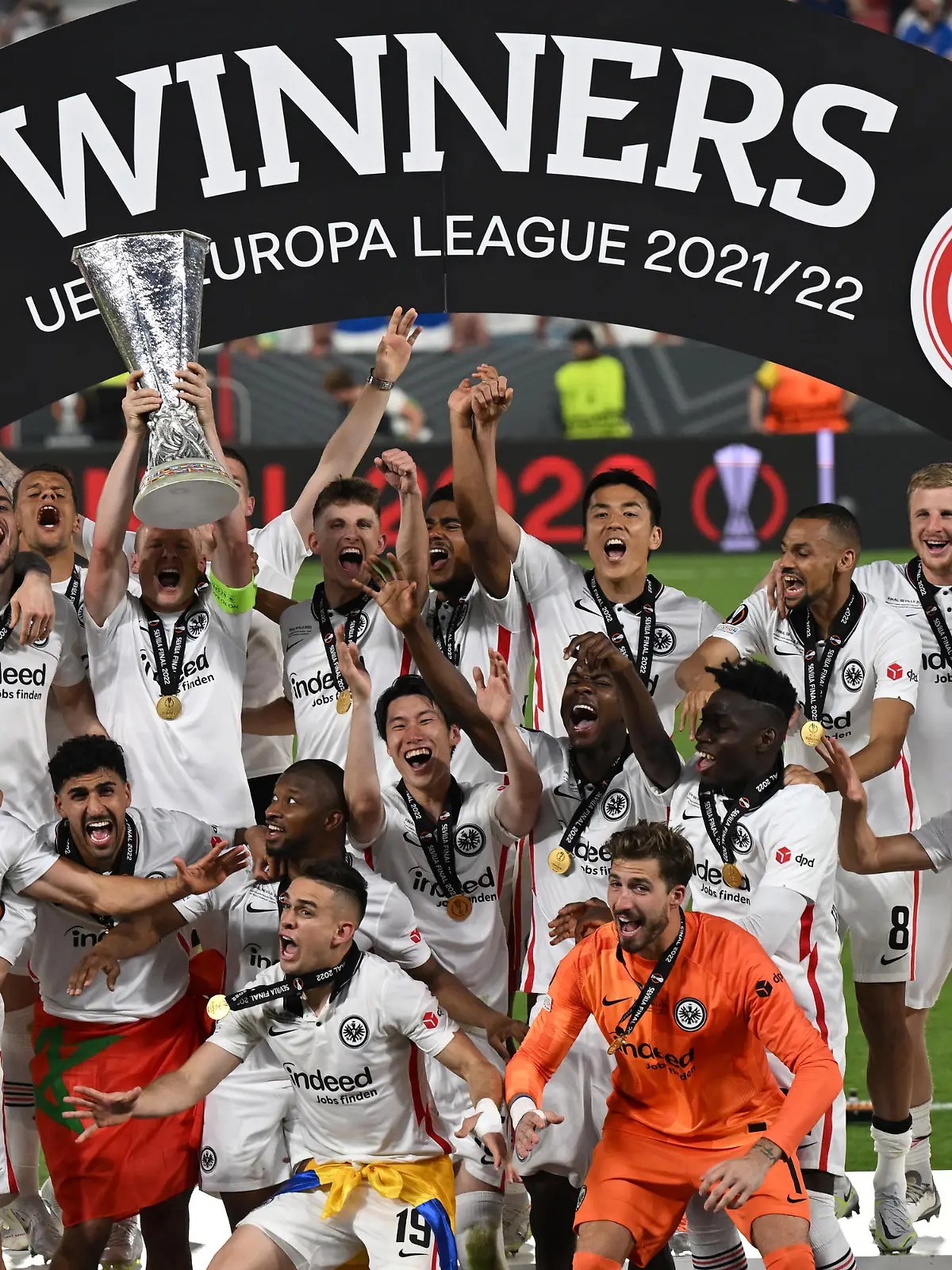 Fußball: Europa League, Eintracht Frankfurt - Glasgow Rangers, K.o.-Runde, Finale im Ramon Sanchez Pizjuan Stadion, die Spieler von Eintracht Frankfurt feiern mit dem Pokal nach der Partie.