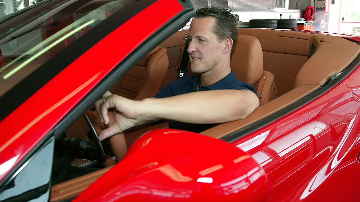 Ex-Formel 1-Weltmeister Michael Schumacher (l) arbeitet in der Box an der Rennstrecke von Maranello an der Abstimmung des neuen Ferrari California. Foto: Ferrari S.p.A. /LaPressesport motoriluglio +++(c) dpa - Report+++