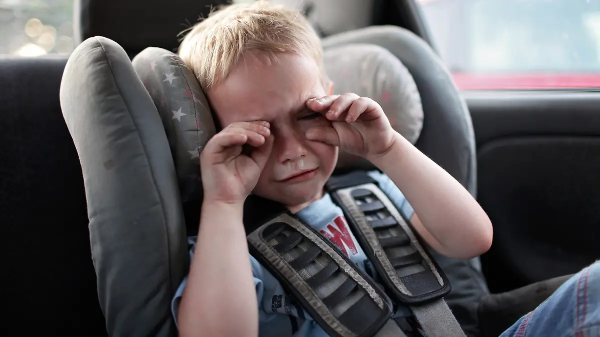 Kind weint im Auto