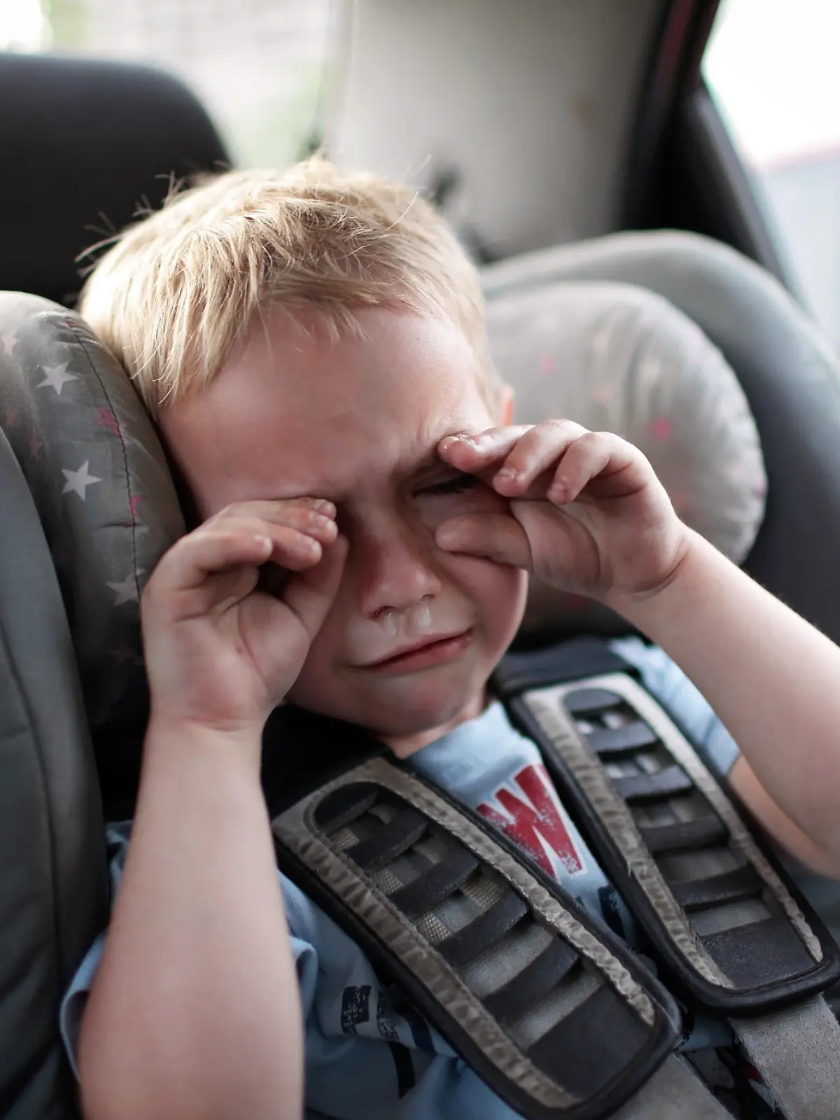 Kind weint im Auto