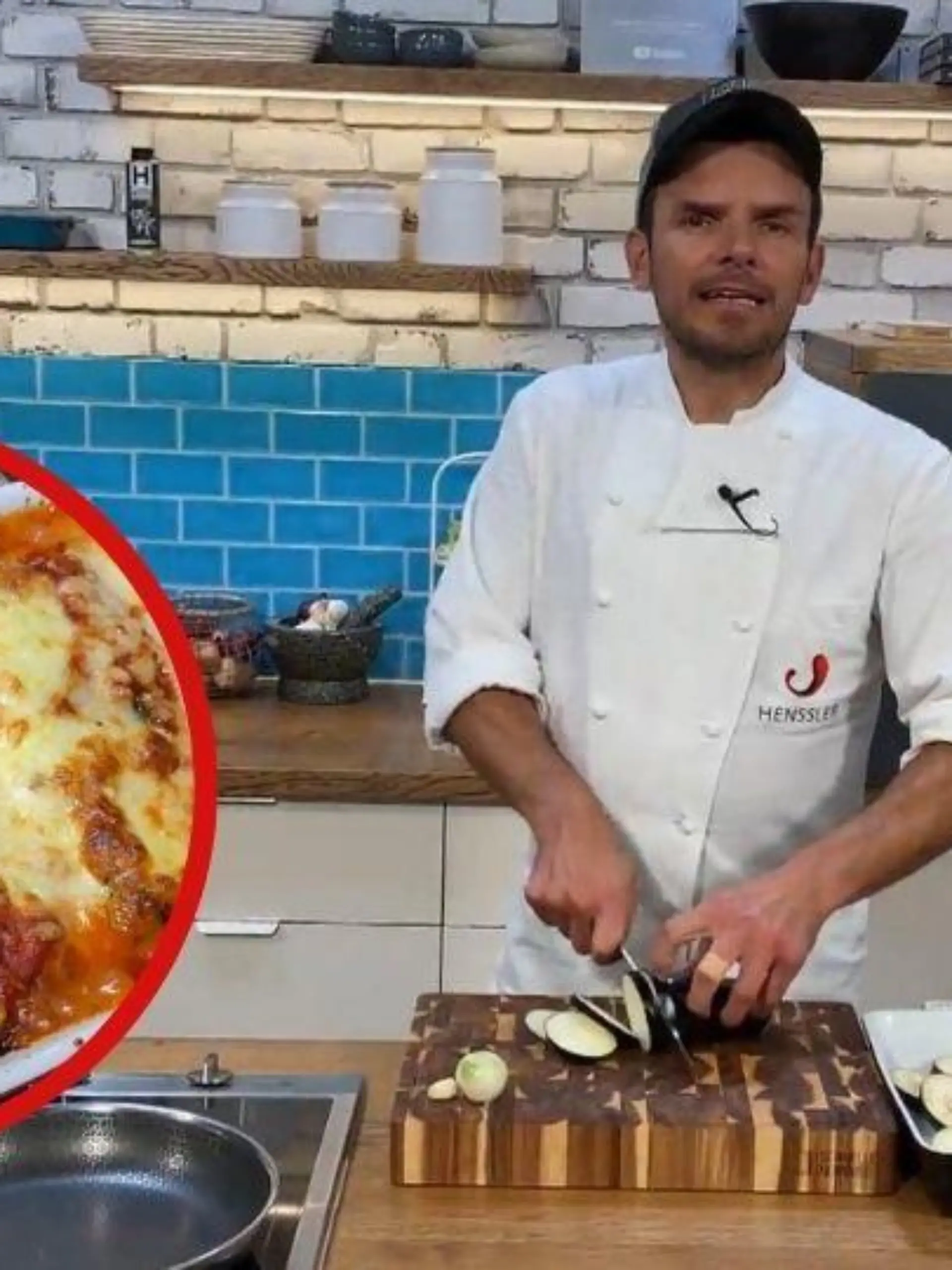 Parmigiana di Melanzane ist ein unwiderstehlicher italienischer Klassiker – bei den Zutaten kein Wunder: Auberginen, Tomaten, Basilikum, Mozzarella und Parmesan. Profi Steffen Henssler zeigt, wie’s geht!