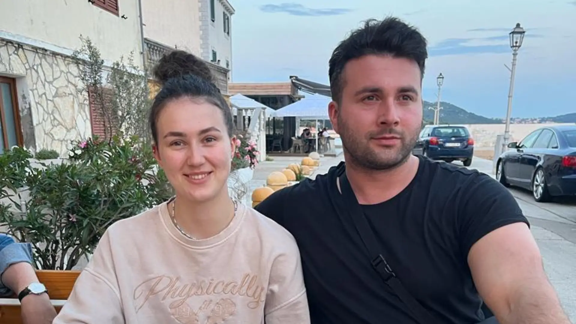 Rechts: Philipp Fischer, links: seine Schwester Elena. Die beiden sitzen nebeneinander in einem Restaurant und lächeln.