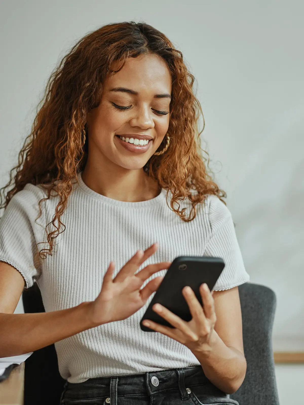 Frau schaut auf ihr Handy