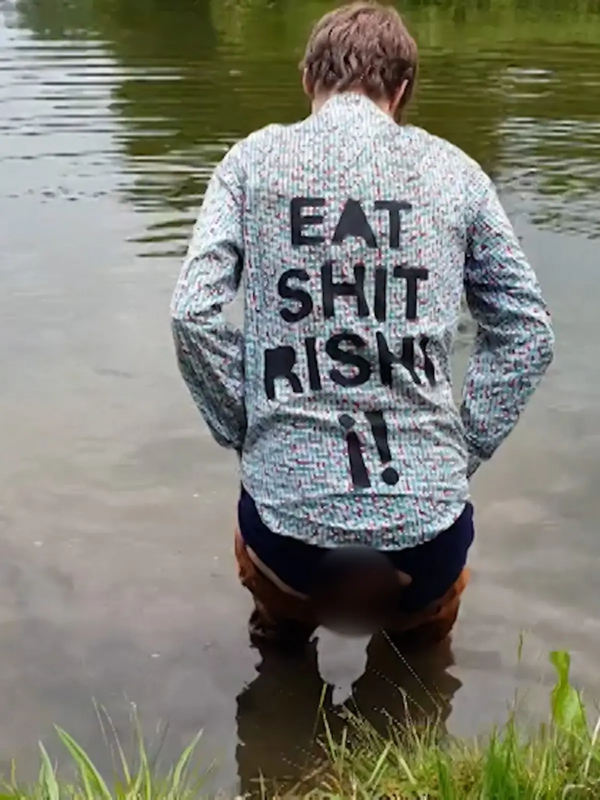 Aktivisten erledigen Geschäft im Teich von Politiker Sunak.