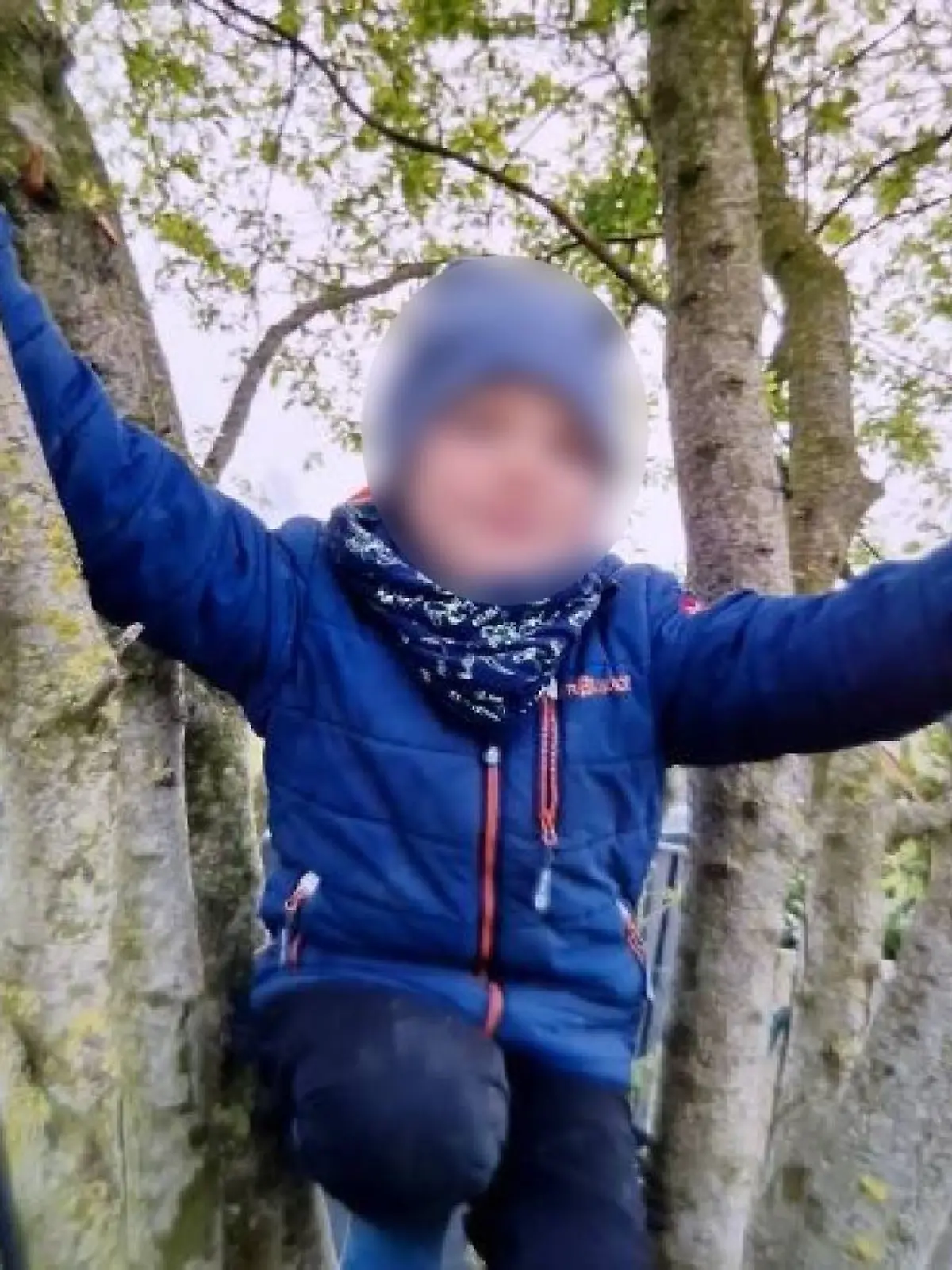 Ein Junge in einer blauen Jacke. 