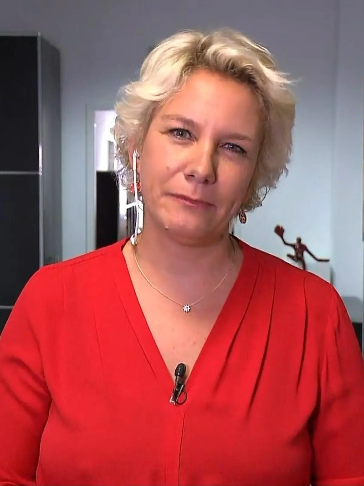 Ein Vater findet sein Kind bewusstlos vor, fährt es selbst mit dem Auto ins Krankenhaus und wird dabei geblitzt. Die Strafe hat es in sich - findet auch eine Rechtsexpertin. Mehr dazu im Video.