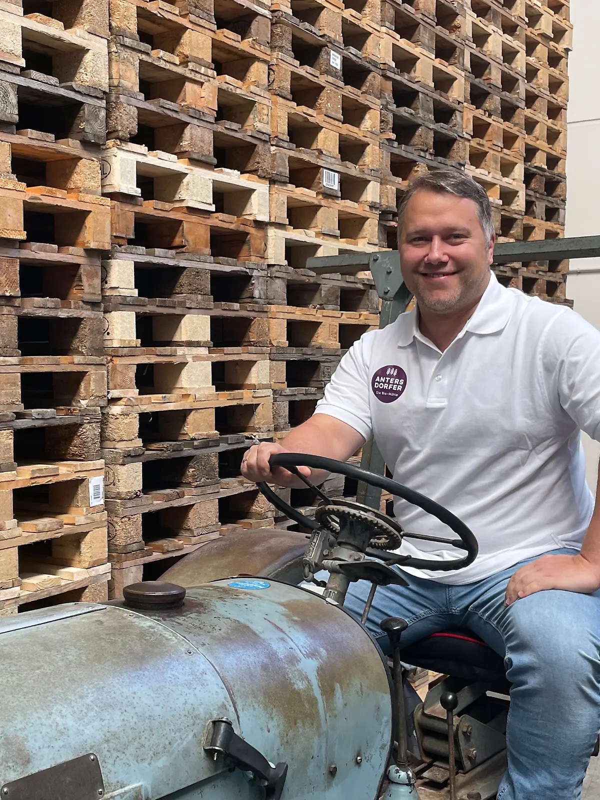 Anton Schmaus, Chefkoch der deutschen Fußball-Nationalmannschaft, sitzt bei einer Presseveranstaltung der Bio-Mühle Antersdorfer auf einem Traktor. 