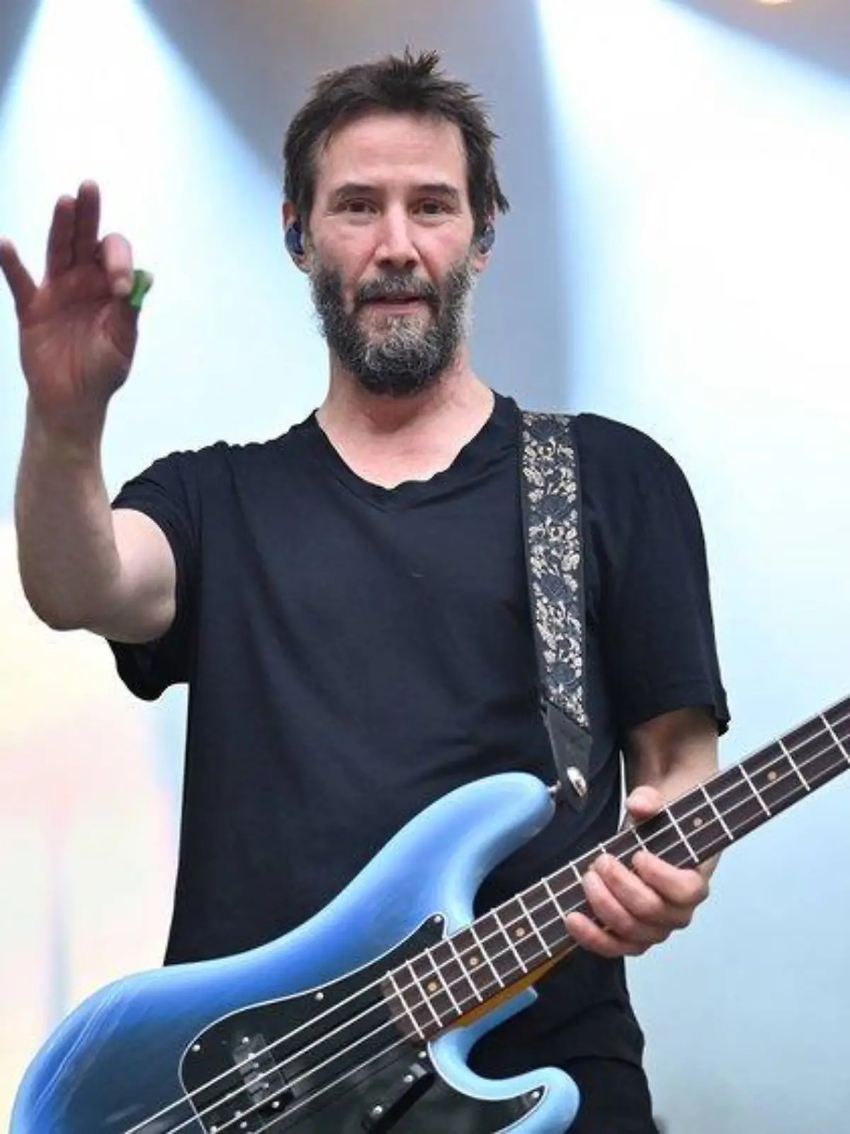 Keanu Reeves nimmt Auszeit von Hollywood - und rockt Europa