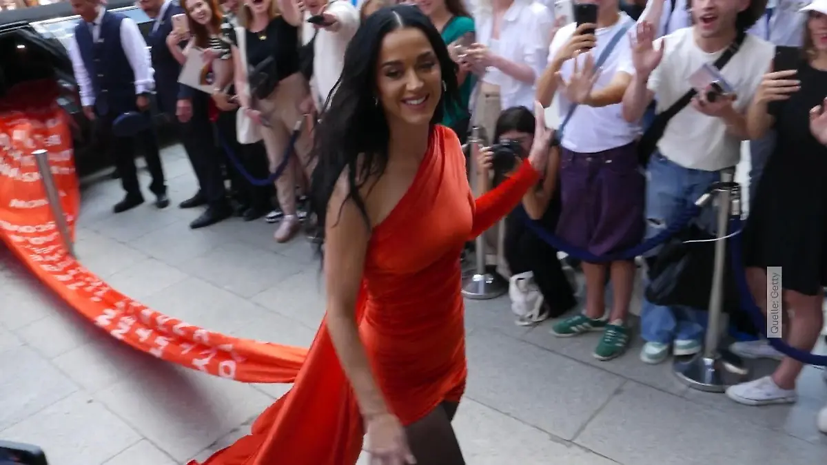 Katy Perry begeistert mit XXL-Schleppe 120 Meter Stoff!