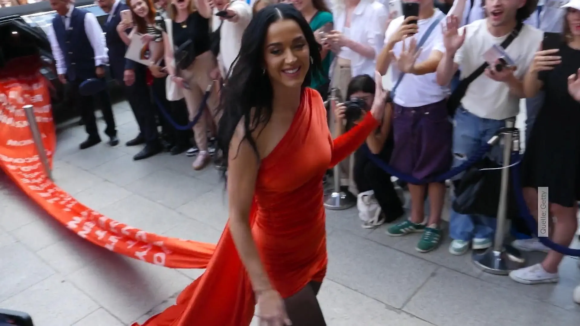 Katy Perry begeistert mit XXL-Schleppe 120 Meter Stoff!