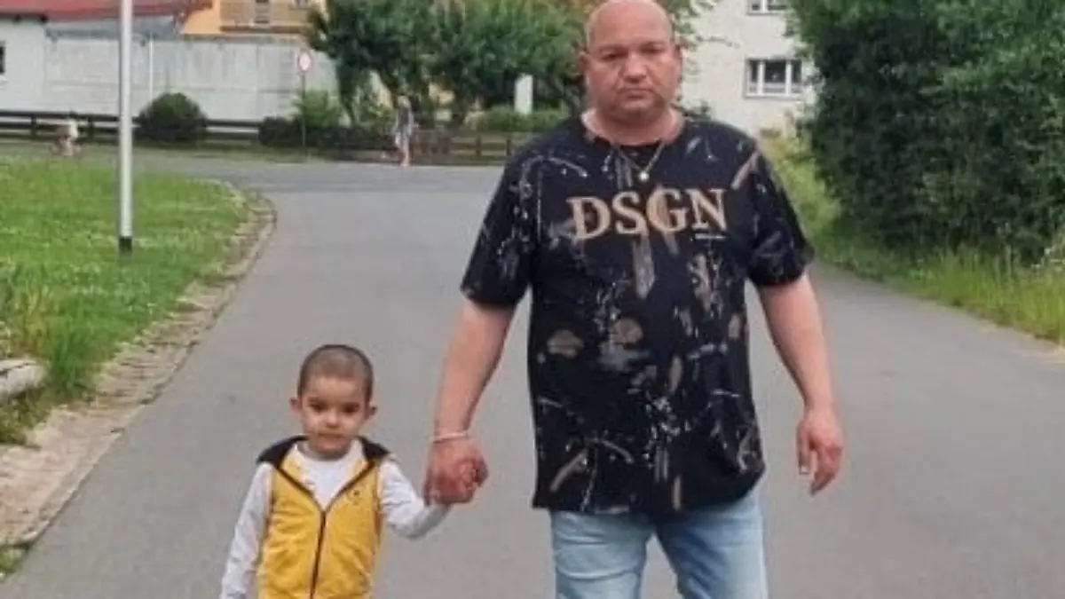 Janinas Vater Vater Toni Mokris mit dem vierjährigen Mariyan 