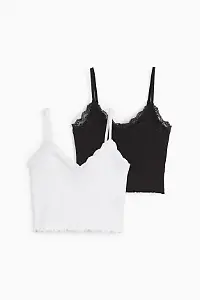Crop-Tops von Clockhouse (zwei Stück)