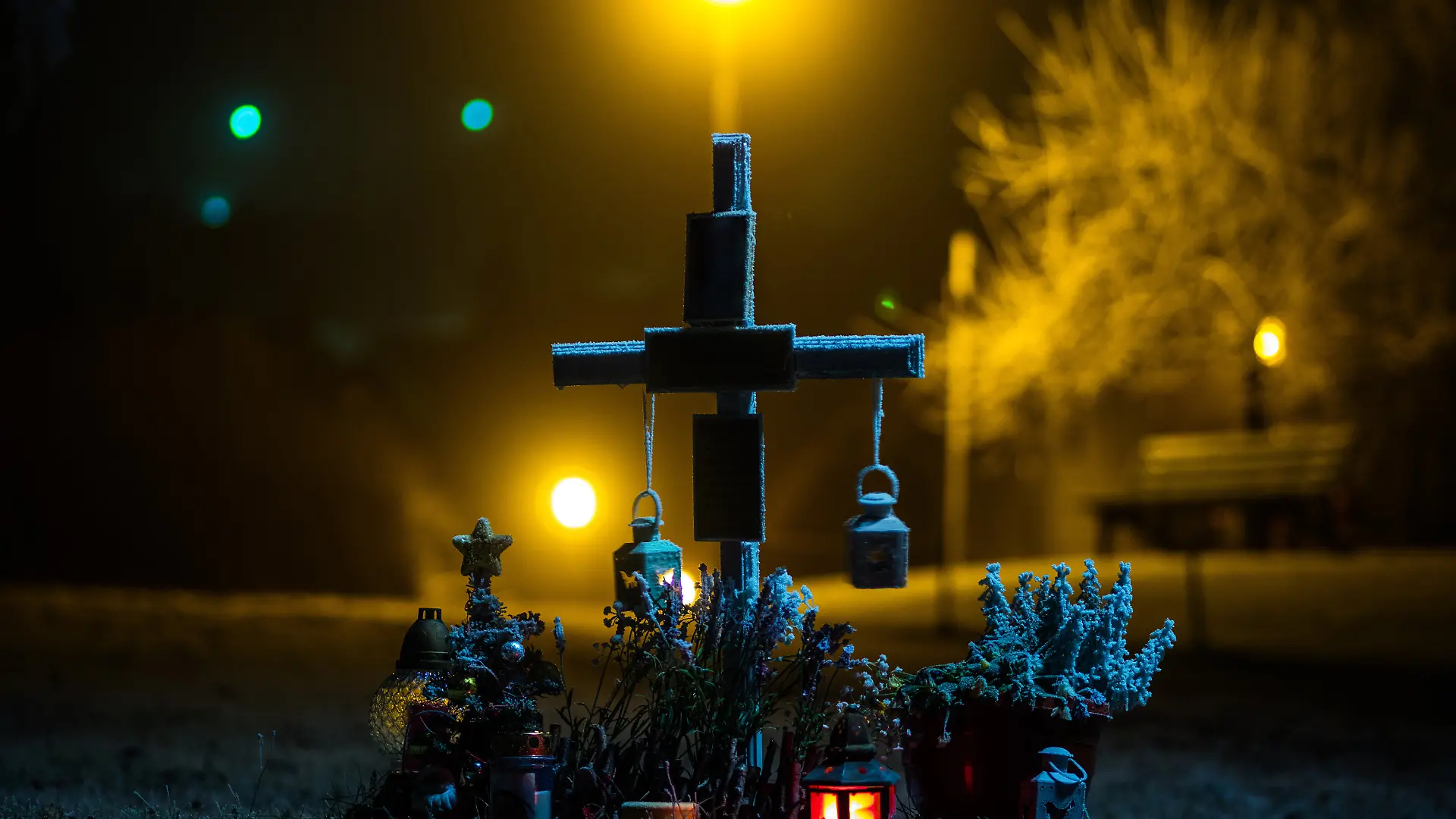 Ein Kreuz mit Lichtern zum Gedenken an die elfjährige Janina ist am 07.12.2016 in Unterschleichach (Bayern) an einem frostigen Morgen zu sehen.