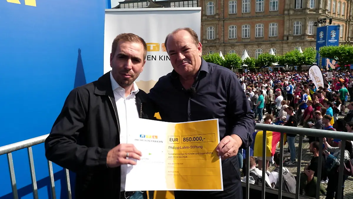 850.000 Euro für die Philipp Lahm Sommercamps Wolfram Kons überreicht Scheck