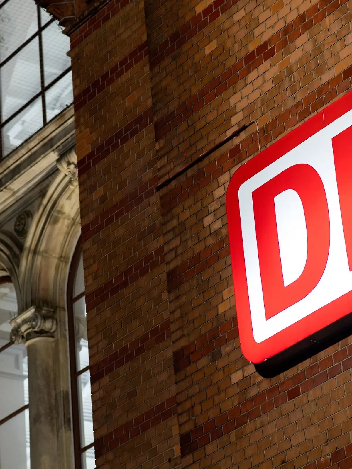 Bild zu: "Drastischer Abbau! Deutsche Bahn will 30.000 Stellen streichen"