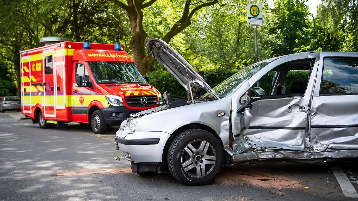 17.05.2022, Niedersachsen, Delmenhorst: Ein beschädigtes Auto steht vor einer Bushaltestelle. Bei einem Verkehrsunfall mit zwei Pkw vor einer Berufsschule in Delmenhorst sind mehrere Menschen teils schwer verletzt worden. Foto: Sina Schuldt/dpa +++ dpa-Bildfunk +++