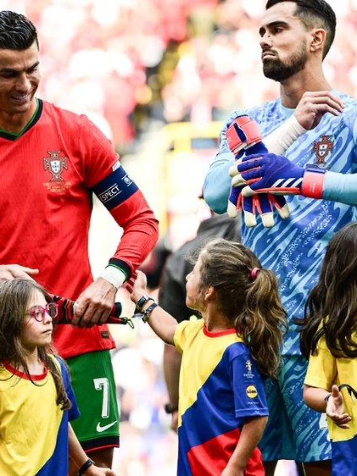 Fußball-Superstar Cristiano Ronaldo: Süße Momente mit den kleinen Fans