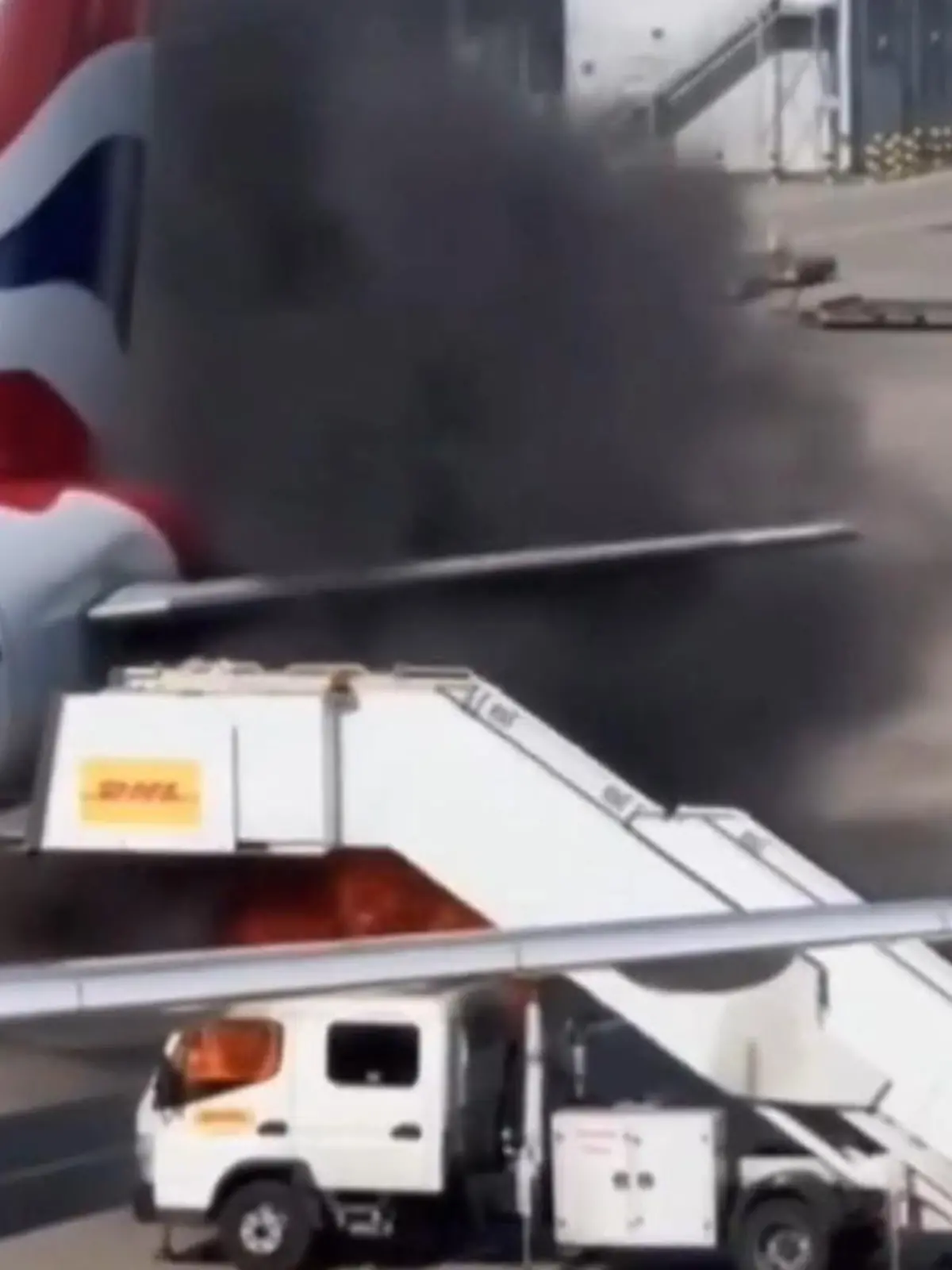 Am Flughafen London Heathrow gerät ein Treppenfahrzeug in Brand. Die Flammen drohen auf den Airbus A320 von British Airways überzuspringen.
