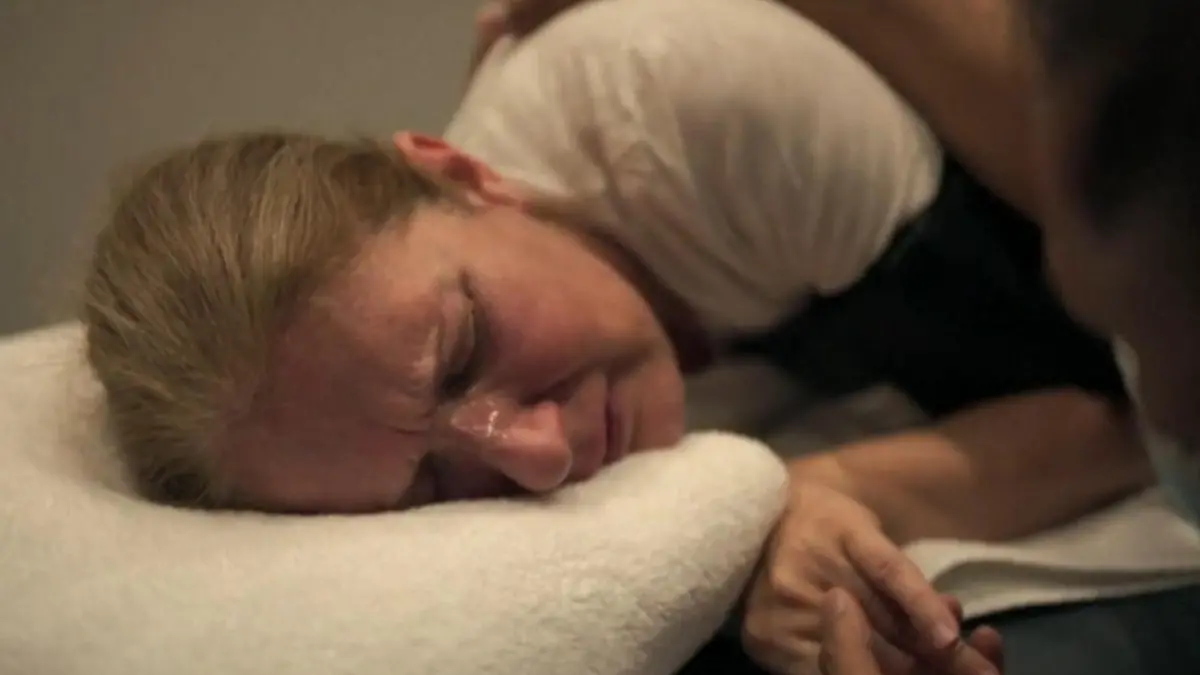 Es sind quälende, kaum auszuhaltende Einblicke, die Amazon-Doku „I Am: Céline Dion” gibt. Die Sängerin leidet sie Jahren am Stiff-Person-Syndrom. Im Video zeigen wir einen bedrückenden Ausschnitt, der zeigt, wie ein schwerer Krampfanfall die 56-Jährige mit voller Wucht heimsucht.